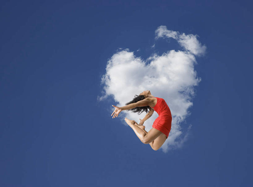 西方人,腿部,脚,脚趾,脚趾甲,腿,一个人,跳,横图,室外,白天,仰视,运动服,爱情,欧洲,非洲,黑人,欧洲人,仅一个女性,仅一个人,服装,爱心,云,云朵,半空,浪漫,云彩,光脚,衣服,红色,蓝色,白云,蓝天,天空,天,仅一个中年女性,温暖,温馨,心形,赤脚,恩爱,服饰,晴朗,和睦,衣着,穿着,体操服,衣饰,女人,女性,中年女性,非洲人,心型,脚指甲,晴空,抬头,跳跃,仰头,彩图,低角度拍摄,全身,半体服,融洽,运动装