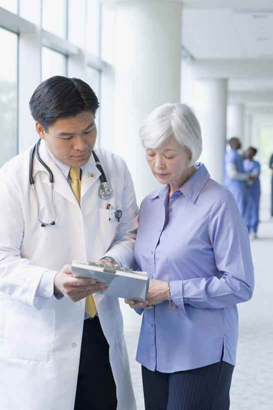 东方人,西方人,两个人,医生,病人,医院,站,说,竖图,室内,白天,正面,工作服,制服,讨论,窗户,落地窗,欧洲,欧洲人,亚洲,握,服装,拿,拿着,注视,休闲装,黄种人,玻璃窗,衣服,听诊器,低头,观察,看,站着,医护人员,医疗人员,休闲,休闲服,握着,服饰,观看,察看,医疗设备,关注,病患,医疗器械,记录板,医疗工具,记事板,医疗机构,工作制服,检测工具,交流,老年女性,男人,男性,年轻男性,女人,女性,白种人,亚洲人,大夫,患者,就医者,沟通,讲话,交谈,商讨,说话,谈话,站立,半身,彩图,工作套服,病院,诊所