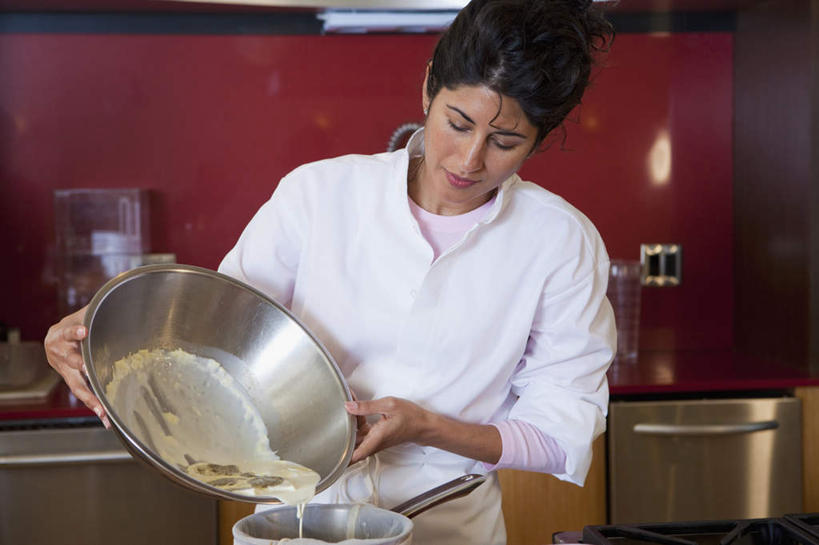 西方人,一个人,烘培师,站,横图,室内,白天,正面,工作服,制服,厨房,金属制品,欧洲,欧洲人,仅一个女性,仅一个人,握,金属,滤器,勺子,食用油,油,橄榄油,拿,拿着,注视,容器,碗,低头,观察,看,站着,仅一个中年女性,握着,观看,储藏,察看,储存,关注,漏勺,植物油,工作制服,女人,女性,中年女性,白种人,糕点师,面包师,站立,半身,彩图,工作套服,灶间,贮存