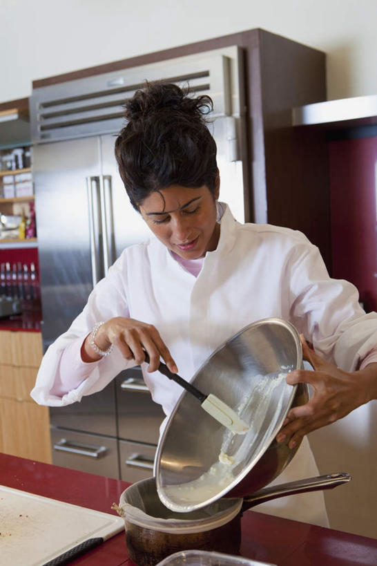 西方人,一个人,烘培师,站,竖图,室内,白天,正面,工作服,制服,厨房,金属制品,欧洲,欧洲人,仅一个女性,仅一个人,握,金属,工具,滤器,勺子,食用油,油,橄榄油,刀具,拿,拿着,注视,容器,碗,低头,观察,看,站着,仅一个中年女性,握着,观看,储藏,察看,储存,关注,刮刀,漏勺,植物油,工作制服,女人,女性,中年女性,白种人,糕点师,面包师,站立,半身,彩图,工作套服,灶间,橡皮刮刀,贮存