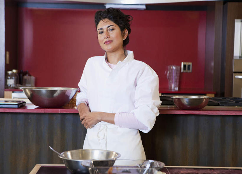 西方人,一个人,烘培师,站,笑,微笑,露齿笑,横图,室内,白天,正面,工作服,制服,厨房,桌面,桌子,金属制品,欧洲,欧洲人,仅一个女性,仅一个人,握,金属,注视,容器,碗,观察,看,站着,仅一个中年女性,握着,观看,储藏,察看,储存,关注,工作制服,女人,女性,中年女性,白种人,糕点师,面包师,站立,半身,彩图,工作套服,灶间,厨房料理台,贮存,料理台