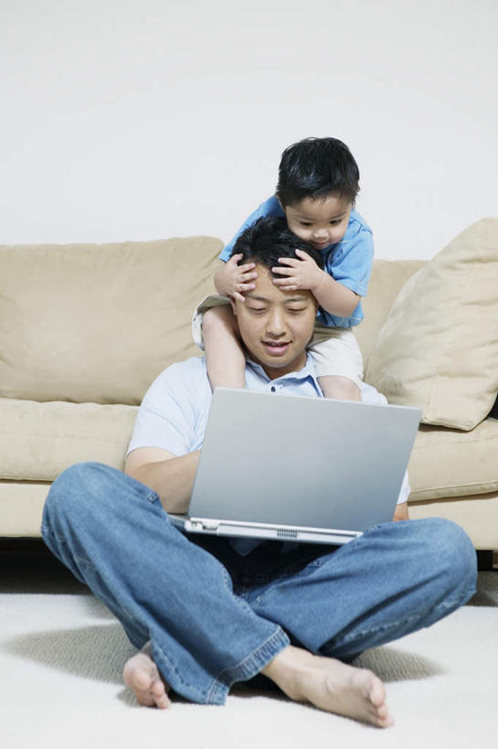 东方人,儿童,中年人,两个人,家庭,父亲,儿子,客厅,坐,摸,盘腿,竖图,室内,白天,正面,纯洁,电脑,笔记本电脑,靠垫,沙发,亚洲,抚摸,服装,裤子,网络,墙,靠枕,注视,牛仔裤,休闲装,黄种人,通讯设备,墙壁,墙面,小孩,骑,衣服,垫子,枕头,观察,看,扛,休闲,温暖,温馨,父子,一家人,休闲服,父爱,可爱,童年,童趣,服饰,观看,一台,和睦,察看,无线,起居室,关注,通信设备,无线网络,布艺沙发,无线上网,便携式电脑,童真,烂漫,无邪,客堂,扛在肩上,骑在肩上,天真,手提电脑,男孩,男人,男性,中年男性,亚洲人,孩子,触摸,接触,盘腿而坐,盘膝,盘着腿的,盘着腿坐,双腿交叉,坐着,彩图,全身,融洽,男生