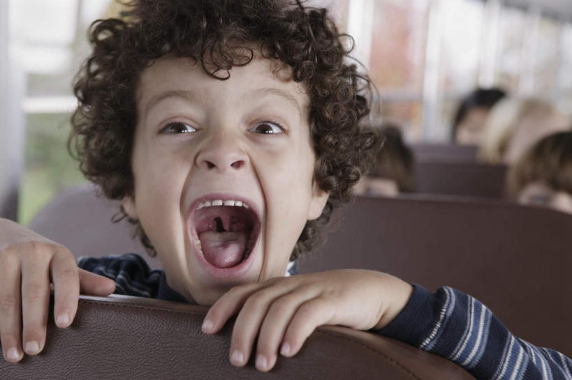 东方人,儿童,一个人,坐,横图,室内,白天,正面,纯洁,窗户,公共汽车,椅子,亚洲,仅一个男性,仅一个人,一辆,服装,朦胧,模糊,大喊,注视,休闲装,黄种人,玻璃窗,车,小孩,衣服,车窗,交通工具,观察,看,张嘴,仅一个小孩,休闲,休闲服,可爱,童年,童趣,搭,服饰,观看,大叫,察看,搭着,关注,载具,校车,张大嘴巴,童真,烂漫,无邪,大呼,天真,男孩,男人,男性,亚洲人,孩子,张开嘴,坐着,半身,彩图,男生