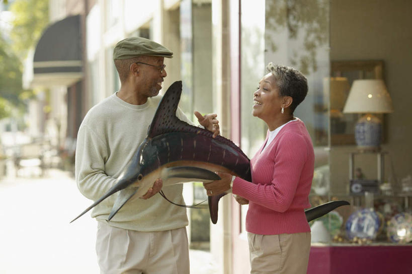 西方人,中年人,两个人,家庭,夫妻,站,笑,说,微笑,露齿笑,横图,室外,白天,正面,爱情,讨论,植物,帽子,欧洲,非洲,黑人,欧洲人,一条,握,服装,朦胧,模糊,鱼,眼镜,浪漫,拿,拿着,注视,休闲装,运动帽,鱼类,海洋生物,树,树木,衣服,绿色,自然,观察,看,站着,休闲,温暖,温馨,一家人,休闲服,鸭舌帽,恩爱,握着,恋人,服饰,生长,成长,观看,和睦,察看,关注,水生动物,水生物,近视眼镜,海底动物,旗鱼,芭蕉鱼,交流,男人,男性,女人,女性,中年男性,中年女性,非洲人,夫妇,情侣,沟通,讲话,交谈,商讨,说话,谈话,站立,半身,彩图,伴侣,融洽