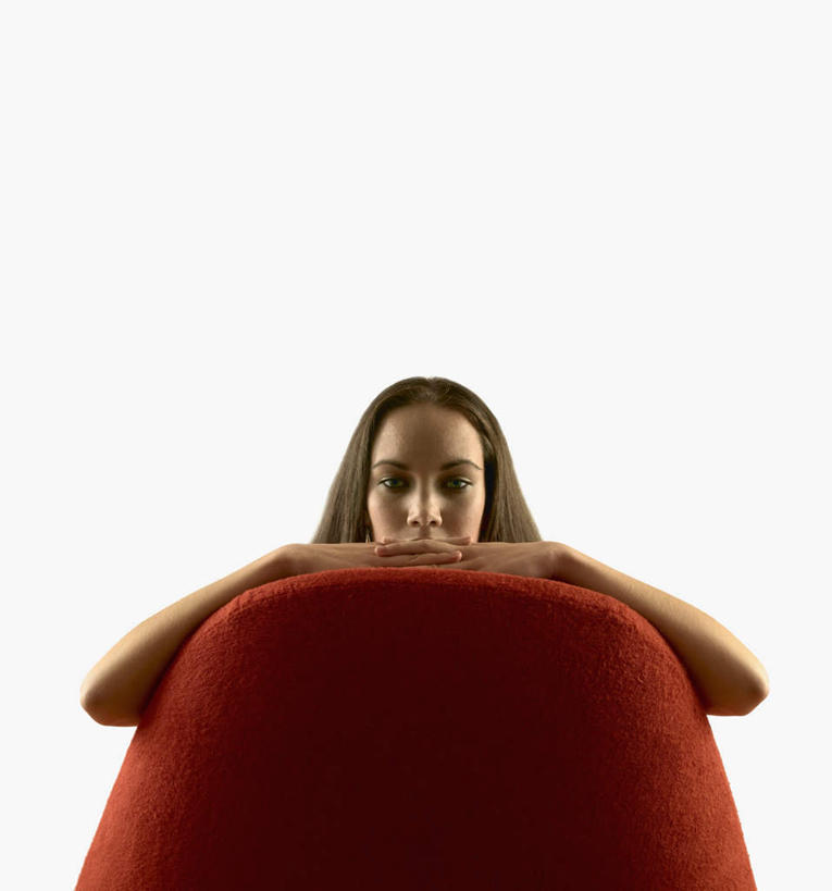 西方人,一个人,坐,双手交叉,竖图,室内,白天,白色背景,正面,沙发,欧洲,欧洲人,仅一个年轻女性,仅一个女性,仅一个人,注视,红色,观察,看,摄影,影棚,观看,察看,关注,布艺沙发,年轻女性,女人,女性,白种人,十字手,坐着,半身,彩图,影棚拍摄,拍摄