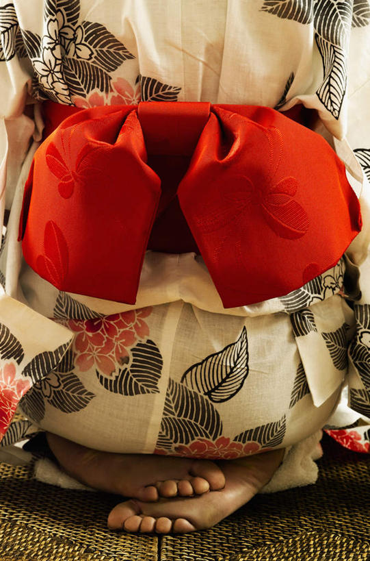 东方人,一个人,跪,竖图,室内,白天,民族服装,亚洲,仅一个年轻女性,仅一个女性,仅一个人,和服,服装,黄种人,光脚,背面,衣服,红色,赤脚,服饰,衣着,穿着,吴服,唐草,唐花,唐锦,衣饰,年轻女性,女人,女性,亚洲人,跪着,半身,彩图,传统服装,民俗服