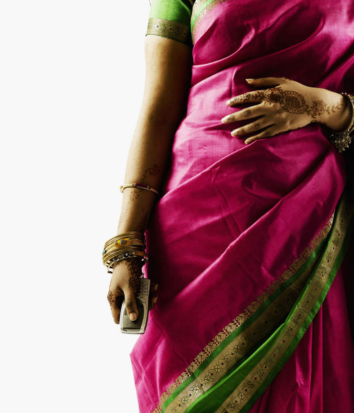 手,一个人,站,竖图,室内,白天,白色背景,正面,民族服装,商务,科技,亚洲,仅一个年轻女性,仅一个女性,仅一个人,握,服装,科学,拿,拿着,衣服,记录,站着,手部,便捷,联络,握着,通信,摄影,服饰,影棚,飘逸,掌上电脑,科学技术,衣着,庄重,穿着,追求,液晶,纱丽,一部,PDA掌上电脑,个人数字助理,轻巧,雅致,衣饰,纱丽服,清婉,妍丽,年轻女性,女人,女性,亚洲人,印度人,站立,半身,彩图,影棚拍摄,传统服装,民俗服,办公,拍摄,奢华