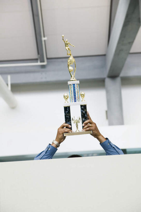 西方人,一个人,商务人士,商务男性,站,举,竖图,室内,白天,仰视,衬衫,成功,胜利,欧洲,非洲,黑人,欧洲人,仅一个男性,仅一个人,仅一个中年男性,握,套装,时间,时钟,手表,拿,计时,分开,拿着,钟表,托,站着,隔断,表,光彩,握着,隔离,腕表,间隔,商务装,荣誉,奖品,工薪阶层,荣耀,断绝,隔开,屏蔽,屏绝,远离,中断,阻遏,阻隔,光荣,男人,男性,中年男性,非洲人,白领,上班族,钟,举起,举手,举着,向上举,向上伸,向上托,站立,半身,彩图,低角度拍摄,衬衣,奖杯