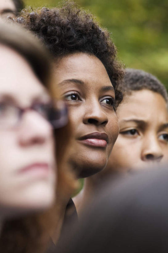 西方人,儿童,脸,头,脸颊,头发,伙伴,朋友,站,笑,微笑,竖图,室外,特写,白天,正面,友谊,纯洁,植物,欧洲,非洲,黑人,欧洲人,五个人,一副,朦胧,模糊,眼镜,棕色,许多人,注视,树,树木,小孩,绿色,自然,观察,看,站着,一群人,可爱,童年,童趣,生长,成长,观看,察看,关注,近视眼镜,童真,烂漫,无邪,天真,友情,男孩,男人,男性,中年女性,白种人,非洲人,头部,卷发,脸部,脸蛋,面部,站立,半身,彩图,短发,男生