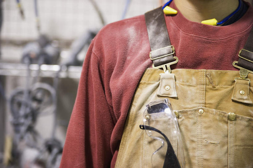 西方人,一个人,建筑工人,站,横图,室内,特写,白天,正面,工作服,制服,欧洲,欧洲人,仅一个男性,仅一个人,裤子,朦胧,模糊,工人,仅一个年轻男性,站着,背带裤,肮脏,邋遢,工作制服,龌龊,污秽,饭单裤,工装裤,男人,男性,年轻男性,白种人,建筑工,站立,半身,彩图,工作套服