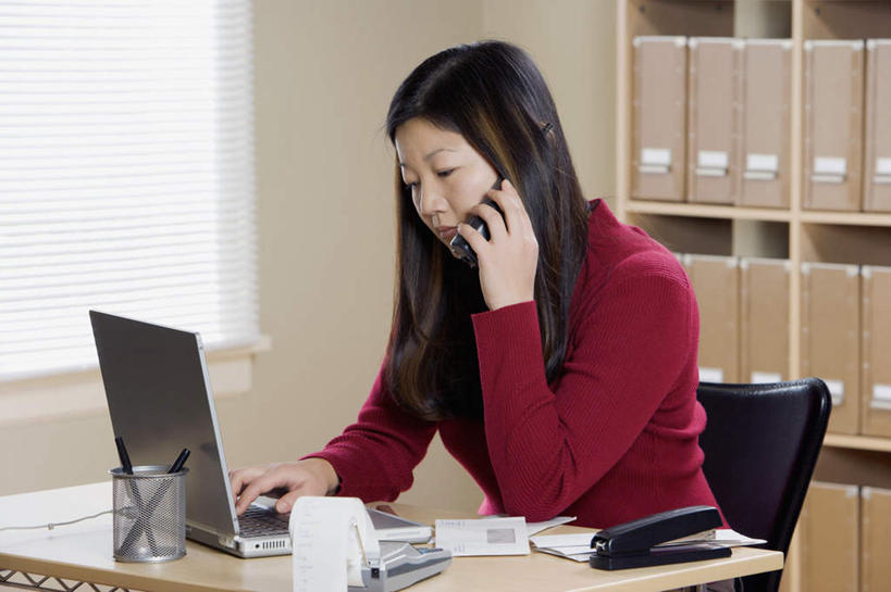 东方人,一个人,商务人士,商务女性,办公室,坐,打电话,横图,室内,白天,正面,电脑,笔记本电脑,家具,桌子,电话,手机,椅子,笔筒,亚洲,仅一个年轻女性,仅一个女性,仅一个人,连接,敲打,握,组合,套装,网络,笔,材料,档案,文件,纸,办公桌,办公用品,订书机,拿,听,拿着,注视,黄种人,输入,通讯设备,水笔,文具,会议椅,容器,手稿,学习用品,资料,打字,观察,看,器皿,握着,观看,储藏,点击,链接,敲击,办公椅,文具用品,证明,察看,无线,装订,储存,关注,拼接,杠杆,拼凑,文档,通信设备,商务装,无线网络,无线上网,便携式电脑,订书器,工薪阶层,一部,办公家具,拼合,凑集,聚合,撮合,链结,缝合,商务椅,培训椅,插笔器具,文房用具,交流,按键,手提电脑,年轻女性,女人,女性,亚洲人,白领,上班族,沟通,通话,坐着,半身,彩图,贮存