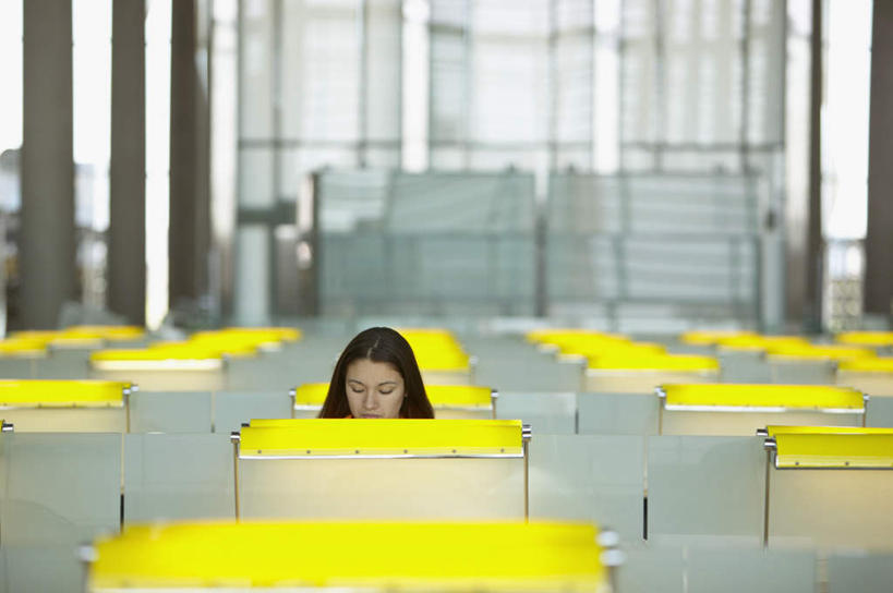 西方人,一个人,图书馆,坐,横图,室内,白天,正面,桌子,欧洲,欧洲人,仅一个年轻女性,仅一个女性,仅一个人,一排,整齐,并列,并排,注视,书桌,排列,课桌,观察,看,观看,察看,队列,关注,平行,浏览室,年轻女性,女人,女性,白种人,坐着,半身,彩图,书库,图书库,阅览室