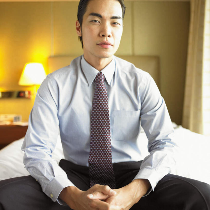 东方人,一个人,商务人士,商务男性,坐,盘腿,竖图,室内,白天,正面,衬衫,床,卧室,照明,亚洲,仅一个男性,仅一个人,握,阴影,套装,光线,影子,双人床,灯光,床单,领带,注视,黄种人,被子,灯,仅一个年轻男性,灯具,观察,看,握着,观看,照亮,察看,被单,象征,庄重,照明设备,关注,床头灯,商务装,身份,工薪阶层,正式,地位,男人,男性,年轻男性,亚洲人,白领,上班族,盘腿而坐,盘膝,盘着腿的,盘着腿坐,双腿交叉,坐着,半身,彩图,衬衣,睡房,卧房