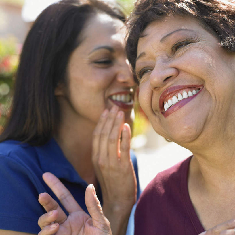 西方人,两个人,伙伴,朋友,站,笑,说,微笑,露齿笑,竖图,室外,白天,正面,讨论,友谊,欧洲,欧洲人,阴影,服装,朦胧,模糊,光线,影子,注视,休闲装,衣服,蓝色,紫色,阳光,观察,看,站着,休闲,休闲服,服饰,观看,察看,关注,私语,密语,耳语,交流,友情,女人,女性,中年女性,白种人,沟通,讲话,交谈,商讨,说话,谈话,站立,半身,彩图