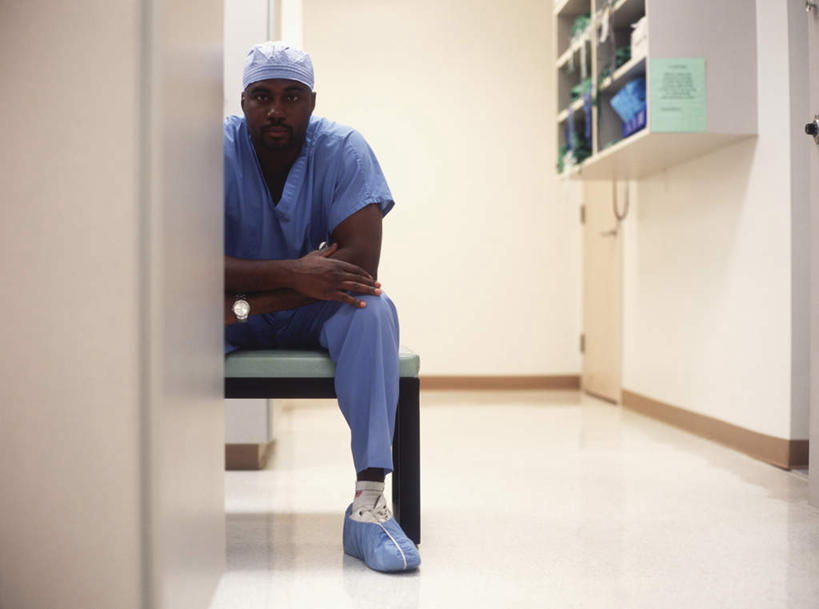 西方人,一个人,医生,医院,坐,双手交叉,横图,室内,白天,正面,工作服,制服,帽子,椅子,欧洲,非洲,黑人,欧洲人,仅一个男性,仅一个人,仅一个中年男性,弯腰,墙,走道,走廊,过道,注视,墙壁,墙面,蓝色,观察,看,医护人员,医疗人员,观看,察看,双手抱胸,白大褂,关注,防护服,隔离服,无菌服,医疗机构,鞋套,医生帽,弯身,工作制服,男人,男性,中年男性,非洲人,大夫,坐着,半身,彩图,工作套服,病院,诊所,防静电工装,隔工作服,洁净工装,洁净工作服,净化服,无尘工作服,无尘衣,鞋罩,一次性鞋套