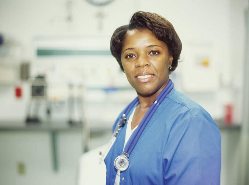 西方人,一个人,医生,医院,站,笑,微笑,露齿笑,横图,室内,白天,侧面,工作服,制服,欧洲,非洲,黑人,欧洲人,仅一个女性,仅一个人,朦胧,模糊,扭头,注视,蓝色,听诊器,观察,看,站着,转头,仅一个中年女性,医护人员,医疗人员,观看,察看,医疗设备,白大褂,关注,医疗器械,防护服,医疗工具,隔离服,无菌服,医疗机构,工作制服,检测工具,女人,女性,中年女性,非洲人,大夫,站立,半身,彩图,工作套服,病院,诊所,防静电工装,隔工作服,洁净工装,洁净工作服,净化服,无尘工作服,无尘衣