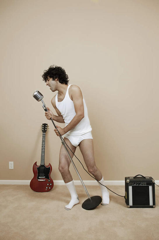 西方人,一个人,站,竖图,室内,白天,正面,欧洲,欧洲人,仅一个男性,仅一个人,一把,握,服装,背心,墙,吉他,乐器,弦乐器,拿,拿着,注视,墙壁,墙面,仅一个年轻男性,衣服,白色,话筒,观察,看,站着,握着,唱歌,服饰,观看,察看,麦克风,衣着,穿着,关注,扩音器,弹拨弦鸣乐器,演唱,传声器,歌唱,微音器,衣饰,男人,男性,年轻男性,白种人,站立,彩图,全身,弹拨弦乐器