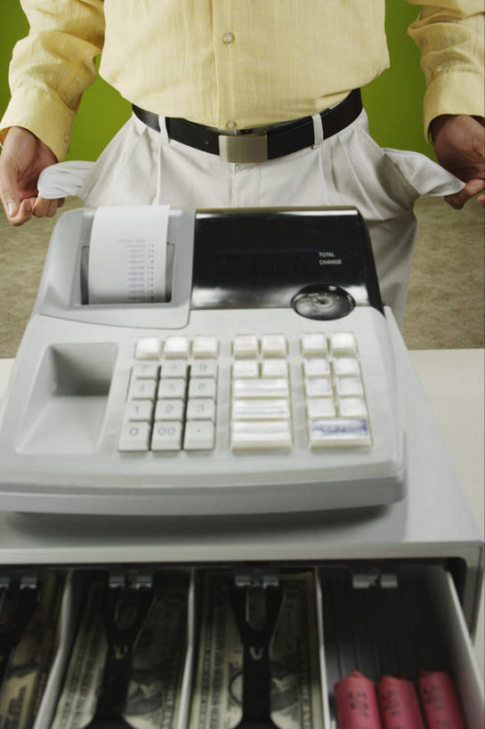 手,一个人,站,竖图,室内,特写,白天,正面,衬衫,鼠标,键盘,亚洲,双手,仅一个男性,仅一个人,握,服装,拿,拿着,输入设备,通讯设备,腰带,仅一个年轻男性,衣服,站着,手部,握着,pos机,服饰,收银台,皮带,衣着,穿着,收银,收银机,通信设备,配饰,裤带,衣饰,男人,男性,年轻男性,亚洲人,印度人,站立,半身,彩图,衬衣