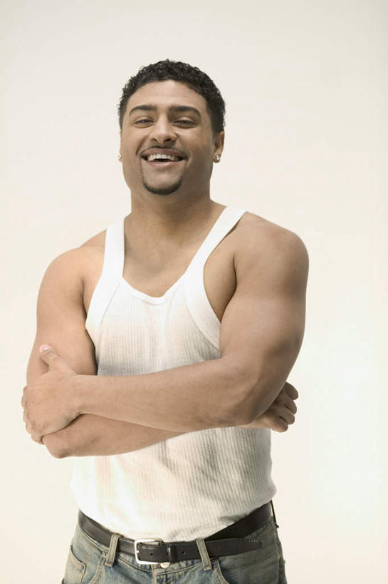 西方人,肌肉,胡须,健壮,一个人,站,笑,双手交叉,微笑,露齿笑,竖图,室内,白天,白色背景,正面,欧洲,非洲,黑人,欧洲人,仅一个男性,仅一个人,仅一个中年男性,服装,裤子,背心,注视,牛仔裤,腰带,衣服,白色,观察,看,站着,健康,活力,力量,摄影,服饰,影棚,观看,青春,皮带,察看,双手抱胸,强壮,衣着,穿着,关注,配饰,裤带,衣饰,男人,男性,中年男性,非洲人,胡子,小胡子,站立,半身,彩图,影棚拍摄,拍摄