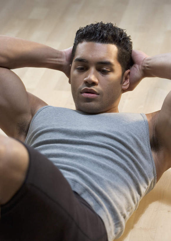 西方人,一个人,躺,仰卧起坐,竖图,俯视,室内,白天,运动服,锻炼,运动,地板,欧洲,欧洲人,仅一个男性,仅一个人,抱头,阴影,服装,反射,影子,地面,注视,木地板,仅一个年轻男性,衣服,观察,看,服饰,观看,察看,双手抱头,衣着,穿着,关注,捧首,捧头,衣饰,卧着,体育,男人,男性,年轻男性,白种人,躺着,卧,仰卧,半身,彩图,高角度拍摄,健身,运动装