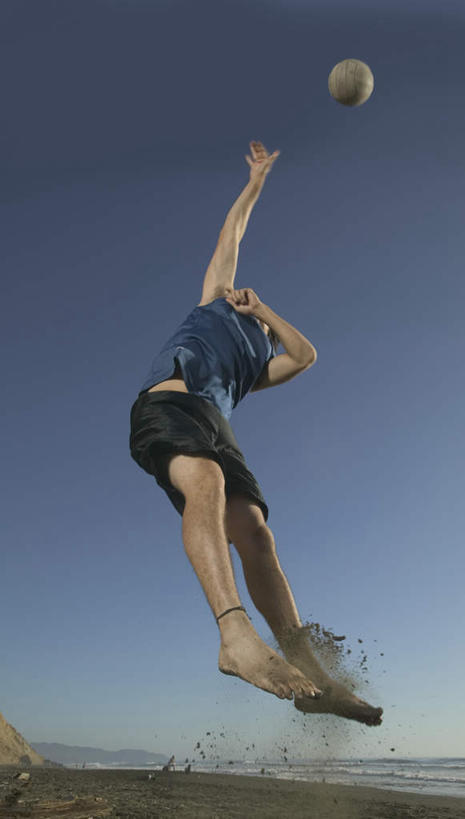 西方人,一个人,跳,举,竖图,室外,白天,仰视,运动服,锻炼,旅游,度假,运动,排球,欧洲,欧洲人,仅一个男性,仅一个人,阴影,服装,光线,影子,排球装备,半空,沙滩排球,注视,娱乐,运动器械,仅一个年轻男性,衣服,蓝色,蓝天,天空,阳光,天,观察,看,托,享受,休闲,健身器械,放松,服饰,晴朗,观看,察看,衣着,穿着,关注,室外运动,健身器材,户外运动,沙排,万里无云,衣饰,排球运动,男人,男性,年轻男性,白种人,晴空,晴空万里,举起,举手,举着,跳跃,向上举,向上伸,向上托,彩图,低角度拍摄,全身,健身,运动器材,运动装