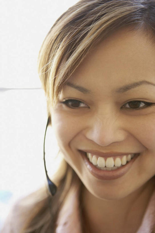 东方人,一个人,商务人士,商务女性,笑,说,微笑,露齿笑,竖图,室内,白天,正面,讨论,通讯,客服,亚洲,仅一个年轻女性,仅一个女性,仅一个人,套装,信息,话务员,注视,黄种人,耳机,耳麦,话筒,观察,看,服务,通信,观看,协调,察看,麦克风,头戴式耳麦,关注,销售,商务装,工薪阶层,客服人员,电话销售,接待员,交流,年轻女性,女人,女性,亚洲人,白领,接线员,上班族,沟通,讲话,交谈,商讨,说话,谈话,半身,彩图,头戴式耳机