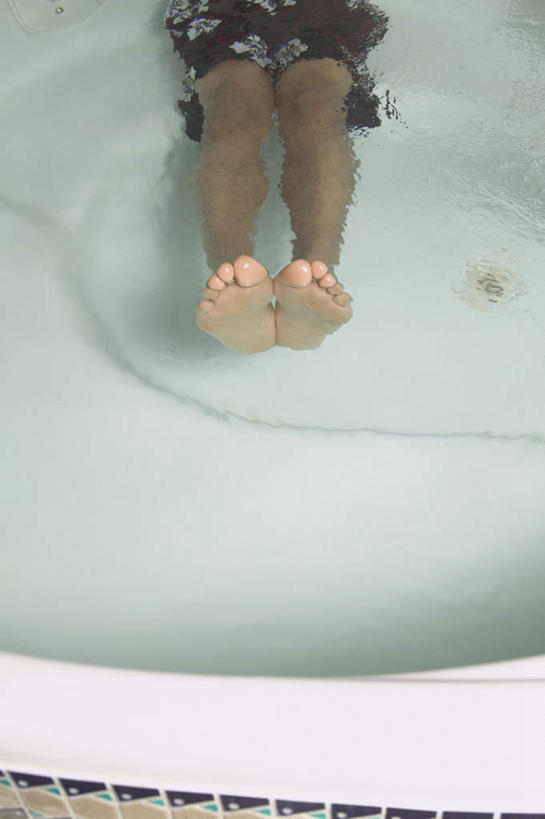 西方人,腿部,脚,脚趾,脚趾甲,腿,一个人,坐,竖图,俯视,室内,白天,卫生间,浴室,欧洲,欧洲人,仅一个男性,仅一个人,仅一个中年男性,裤子,光脚,浴缸,赤脚,卫浴设备,水管装置,男人,男性,中年男性,白种人,脚指甲,淋浴房,坐着,半身,彩图,高角度拍摄,冲凉房,沐浴间,沐浴室