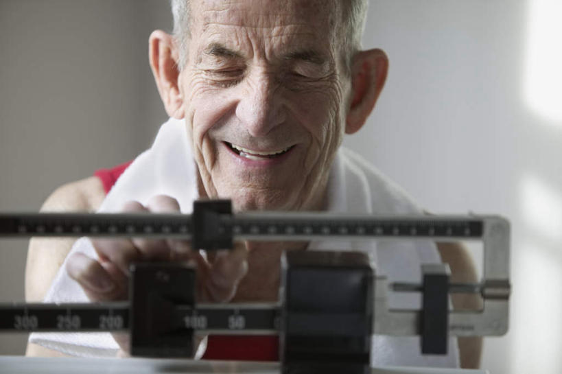 西方人,脸,头,脸颊,手,一个人,站,笑,微笑,露齿笑,横图,室内,特写,白天,白色背景,正面,运动服,仪器,欧洲,欧洲人,仅一个男性,仅一个人,一条,握,阴影,服装,反射,纺织物,影子,注视,肩膀,衣服,红色,白色,毛巾,观察,看,清洁,站着,仅一个老年男性,手部,握着,摄影,服饰,影棚,观看,保暖,单手,察看,衡量,衣着,穿着,关注,计量,透气,防水,衡器,衣饰,储水,耐磨,吸水,杆秤,老年男性,男人,男性,白种人,头部,脸部,脸蛋,面部,秤,站立,半身,彩图,影棚拍摄,拍摄,运动装