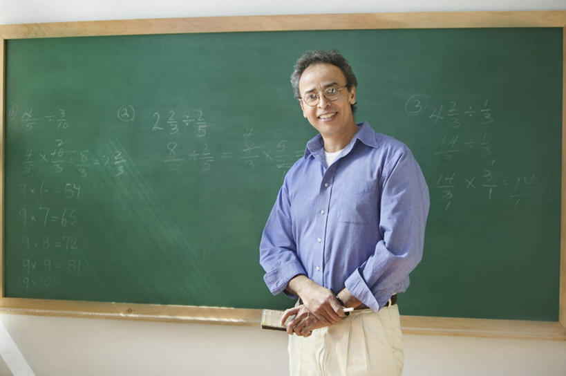 西方人,一个人,学校,站,笑,微笑,露齿笑,横图,室内,白天,正面,衬衫,欧洲,欧洲人,仅一个男性,仅一个人,仅一个中年男性,握,阴影,服装,反射,影子,墙,注视,休闲装,校园,墙壁,墙面,一个,衣服,黑板擦,黑板,观察,看,站着,休闲,教室,休闲服,教学,握着,服饰,单个,观看,察看,关注,耐磨,教学黑板,粉笔擦,男人,男性,中年男性,白种人,老师,站立,半身,彩图,衬衣