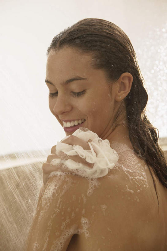 西方人,一个人,坐,笑,微笑,露齿笑,竖图,室内,白天,洗澡,卫生间,浴室,欧洲,欧洲人,仅一个年轻女性,仅一个女性,仅一个人,握,阴影,反射,泡沫,影子,扭头,注视,干净,裸露,一个,背面,浴球,观察,看,清洁,转头,享受,健康,放松,握着,保健,单个,沐浴球,观看,察看,卫生,关注,清洁用具,裸,泡汤,洗浴用具,年轻女性,女人,女性,白种人,淋浴房,坐着,半身,彩图,沐浴,冲凉房,沐浴间,沐浴室