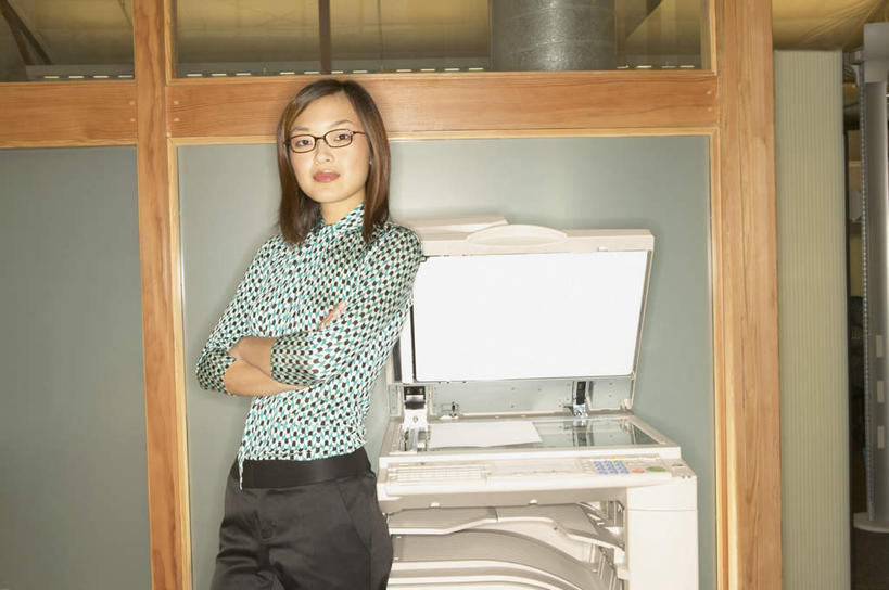 东方人,一个人,商务人士,商务女性,办公室,站,双手交叉,横图,室内,白天,侧面,亚洲,仅一个年轻女性,仅一个女性,仅一个人,阴影,套装,反射,眼镜,影子,办公用品,注视,黄种人,观察,看,站着,复印机,观看,扫描,办公设备,复印,察看,双手抱胸,关注,商务装,近视眼镜,工薪阶层,年轻女性,女人,女性,亚洲人,白领,上班族,站立,半身,彩图,打印