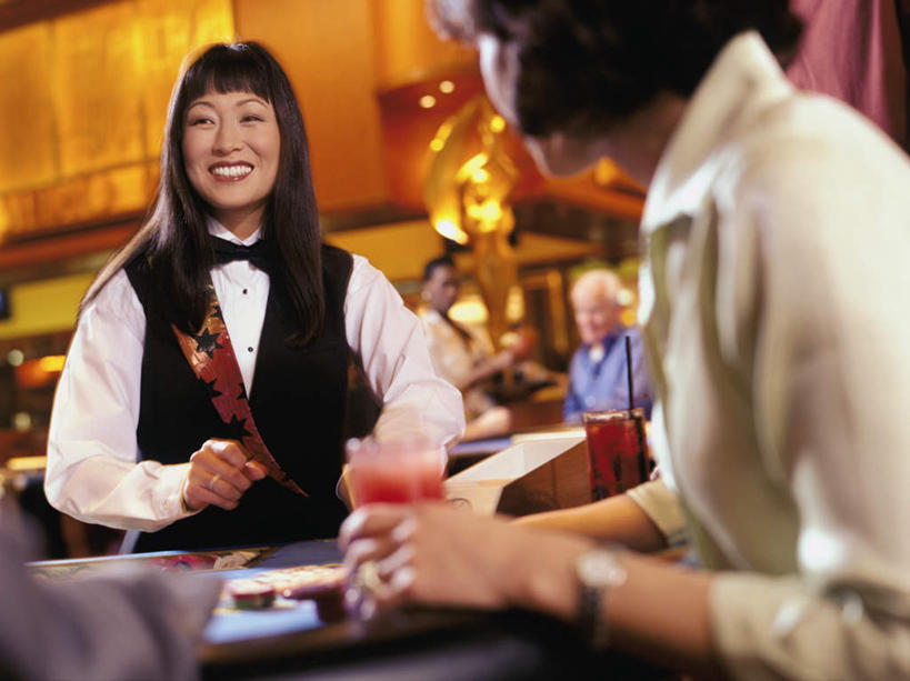 东方人,两个人,站,坐,笑,微笑,露齿笑,横图,室内,夜晚,正面,游戏,赌博,贪欲,竞争,杯子,亚洲,阴影,服装,朦胧,模糊,时间,反射,领结,时钟,手表,影子,墙,酒类,玩,计时,注视,休闲装,黄种人,文化,娱乐,顾客,刺激,墙壁,墙面,玻璃制品,酒,饮料,衣服,水杯,钟表,鸡尾酒,观察,看,站着,休闲,休闲服,表,调酒,赌场,服饰,观看,活动,腕表,察看,创造,象征,庄重,发泄,关注,消遣,智力,发牌,身份,博彩,想象,荷官,投机,侥幸,欲望,宣泄,正式,地位,主顾,年轻女性,女人,女性,亚洲人,玻璃杯,钟,玩耍,嬉戏,站立,坐着,半身,彩图,杀赔,庄荷,胜负,输赢,娱乐场