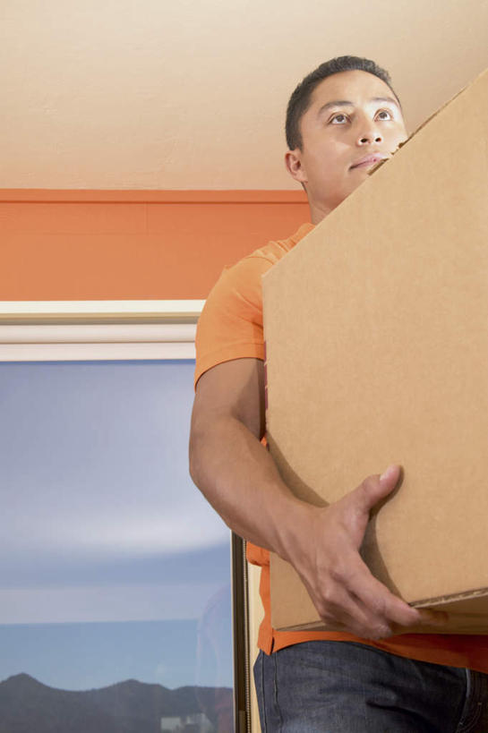 西方人,一个人,站,捧,竖图,室内,白天,正面,窗户,欧洲,欧洲人,仅一个男性,仅一个人,阴影,服装,反射,影子,纸盒,墙,注视,休闲装,玻璃窗,墙壁,墙面,盒子,仅一个年轻男性,衣服,包装盒,观察,看,站着,休闲,休闲服,服饰,观看,搬家,察看,迁移,关注,迁居,乔迁,搬迁,男人,男性,年轻男性,白种人,端,端着,捧着,手捧,站立,半身,彩图