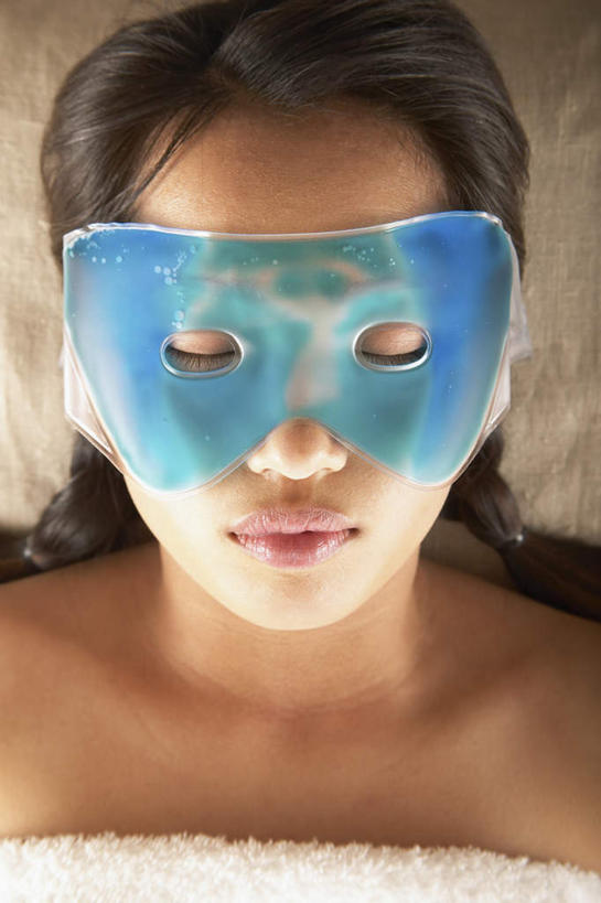 东方人,脸,头,脸颊,一个人,躺,闭眼,睡,竖图,俯视,室内,特写,白天,床,亚洲,仅一个年轻女性,仅一个女性,仅一个人,阴影,反射,影子,床单,黄种人,肩膀,蓝色,眼罩,遮,遮掩,掩盖,被单,遮挡,遮盖,按摩床,掩饰,卧着,年轻女性,女人,女性,亚洲人,头部,脸部,脸蛋,面部,闭眼睛,闭着眼,闭着眼睛,困,困觉,寝息,睡觉,躺着,卧,半身,彩图,高角度拍摄,搓背床,理疗床,美容床,指压床,睡眠眼罩,遮光眼罩