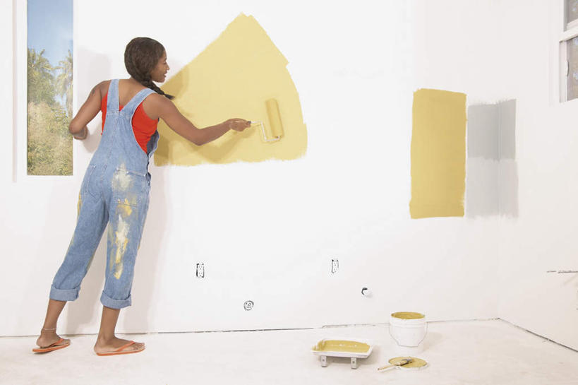 西方人,一个人,站,横图,室内,白天,装修,欧洲,非洲,黑人,欧洲人,仅一个年轻女性,仅一个女性,仅一个人,握,阴影,裤子,反射,影子,墙,注视,装潢,墙壁,墙面,背面,白色,粉刷,刷子,观察,看,站着,背带裤,握着,观看,油漆,滚筒刷,涂料,察看,关注,滚刷,饭单裤,工装裤,年轻女性,女人,女性,非洲人,站立,彩图,全身,滚筒