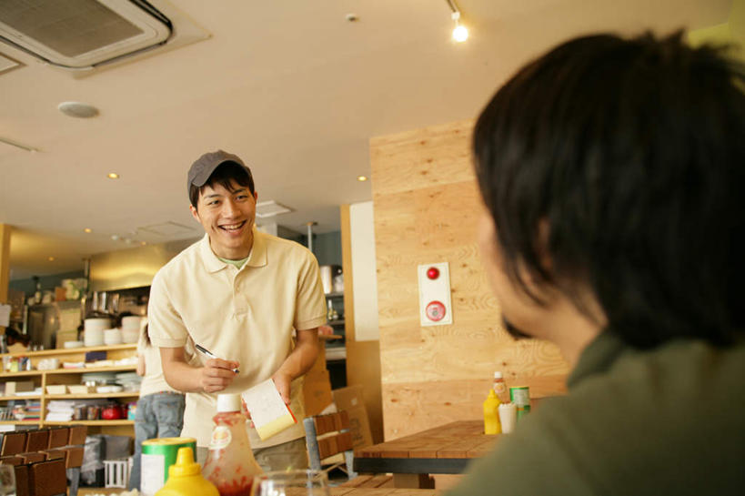 芥末,东方人,三个人,伙伴,朋友,服务员,餐厅,站,坐,笑,微笑,露齿笑,横图,室内,白天,仰视,友谊,合作,团队,水,桌面,桌子,杯子,帽子,亚洲,弯腰,握,服装,木制,笔,高脚杯,液体,纸,办公用品,红酒杯,拿,拿着,注视,休闲装,黄种人,饮用水,运动帽,顾客,水笔,玻璃制品,文具,衣服,酒杯,木制品,瓶子,塑料制品,学习用品,矿泉水,观察,看,站着,休闲,休闲服,塑料瓶,鸭舌帽,战略,握着,服饰,观看,文具用品,察看,葡萄酒杯,关注,蒸馏水,山葵,弯身,联合,合谋,泽山葵,溪山葵,芥子末,山嵛菜,芥辣粉,哇沙比,辣根,主顾,配合,协作,男人,男性,年轻男性,年轻女性,女人,女性,亚洲人,服务生,侍者,玻璃杯,站立,坐着,半身,彩图,低角度拍摄,餐馆,饭店,饭馆