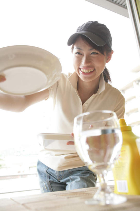 芥末,东方人,一个人,服务员,餐厅,站,笑,微笑,露齿笑,竖图,室外,白天,仰视,植物,桌面,桌子,帽子,亚洲,仅一个年轻女性,仅一个女性,仅一个人,弯腰,握,服装,朦胧,模糊,木制,陶瓷,陶瓷制品,拿,拿着,注视,休闲装,黄种人,运动帽,树,树木,衣服,绿色,自然,木制品,瓶子,容器,塑料制品,碗,观察,看,站着,休闲,休闲服,塑料瓶,鸭舌帽,握着,服饰,生长,成长,观看,储藏,察看,储存,关注,山葵,弯身,泽山葵,溪山葵,芥子末,山嵛菜,芥辣粉,哇沙比,辣根,年轻女性,女人,女性,亚洲人,服务生,侍者,站立,半身,彩图,低角度拍摄,餐馆,饭店,饭馆,贮存