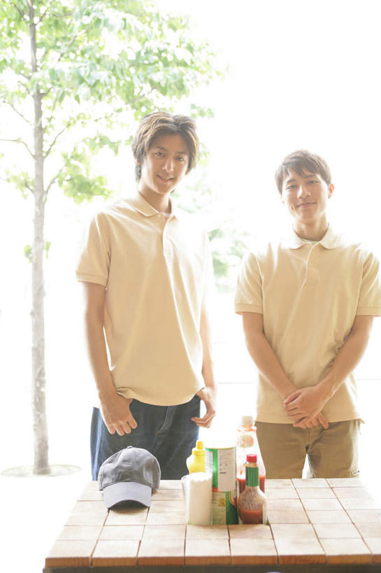 芥末,东方人,两个人,伙伴,朋友,服务员,餐厅,站,笑,微笑,竖图,室外,白天,正面,友谊,合作,团队,植物,桌面,桌子,亚洲,握,服装,裤子,朦胧,模糊,木制,注视,牛仔裤,休闲装,黄种人,树,树木,衣服,绿色,自然,木制品,瓶子,塑料制品,观察,看,站着,休闲,休闲服,塑料瓶,战略,握着,服饰,生长,成长,观看,察看,关注,山葵,联合,合谋,泽山葵,溪山葵,芥子末,山嵛菜,芥辣粉,哇沙比,辣根,配合,协作,男人,男性,年轻男性,亚洲人,服务生,侍者,站立,半身,彩图,餐馆,饭店,饭馆