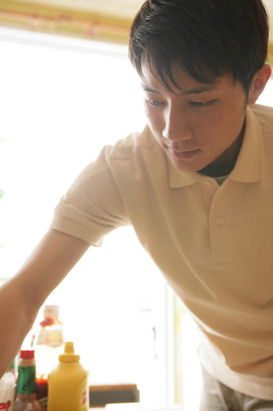 芥末,东方人,一个人,服务员,餐厅,站,竖图,室内,白天,正面,窗户,桌面,桌子,亚洲,仅一个男性,仅一个人,弯腰,握,服装,木制,拿,拿着,注视,休闲装,黄种人,玻璃窗,仅一个年轻男性,衣服,木制品,瓶子,塑料制品,观察,看,站着,休闲,休闲服,塑料瓶,握着,服饰,观看,察看,关注,山葵,弯身,泽山葵,溪山葵,芥子末,山嵛菜,芥辣粉,哇沙比,辣根,男人,男性,年轻男性,亚洲人,服务生,侍者,站立,半身,彩图,餐馆,饭店,饭馆