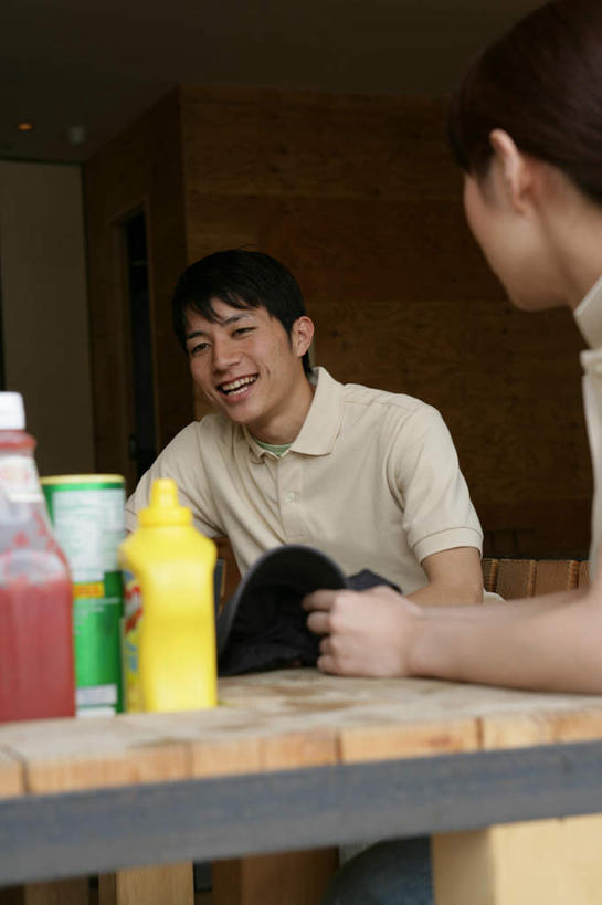 芥末,东方人,两个人,伙伴,朋友,服务员,餐厅,坐,笑,微笑,露齿笑,竖图,室内,白天,正面,爱情,友谊,合作,团队,桌面,桌子,亚洲,服装,木制,调料,酱料,酱汁,茄汁,佐料,调味品,浪漫,调味料,注视,休闲装,黄种人,番茄酱,酱,衣服,木制品,瓶子,塑料制品,观察,看,休闲,温暖,温馨,休闲服,塑料瓶,恩爱,战略,恋人,服饰,观看,和睦,察看,关注,山葵,联合,合谋,泽山葵,溪山葵,芥子末,山嵛菜,芥辣粉,哇沙比,辣根,配合,协作,男人,男性,年轻男性,年轻女性,女人,女性,亚洲人,情侣,服务生,侍者,坐着,半身,彩图,餐馆,饭店,饭馆,伴侣,融洽