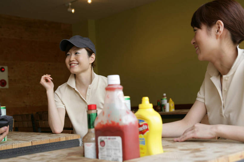 芥末,东方人,两个人,伙伴,朋友,服务员,餐厅,坐,笑,微笑,露齿笑,横图,室内,白天,正面,友谊,合作,团队,桌面,桌子,帽子,亚洲,服装,木制,调料,酱料,酱汁,茄汁,佐料,调味品,调味料,注视,休闲装,黄种人,运动帽,番茄酱,酱,衣服,木制品,瓶子,塑料制品,观察,看,休闲,休闲服,塑料瓶,鸭舌帽,战略,服饰,观看,察看,关注,山葵,联合,合谋,泽山葵,溪山葵,芥子末,山嵛菜,芥辣粉,哇沙比,辣根,配合,协作,年轻女性,女人,女性,亚洲人,服务生,侍者,坐着,半身,彩图,餐馆,饭店,饭馆