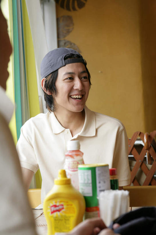 芥末,东方人,背部,两个人,伙伴,朋友,服务员,餐厅,坐,笑,微笑,露齿笑,竖图,室内,白天,正面,友谊,合作,团队,桌面,桌子,帽子,亚洲,服装,木制,调料,酱料,酱汁,茄汁,佐料,调味品,调味料,扭头,注视,休闲装,黄种人,运动帽,番茄酱,酱,衣服,木制品,瓶子,塑料制品,观察,看,转头,休闲,休闲服,塑料瓶,鸭舌帽,战略,服饰,观看,察看,关注,山葵,联合,合谋,泽山葵,溪山葵,芥子末,山嵛菜,芥辣粉,哇沙比,辣根,配合,协作,男人,男性,年轻男性,年轻女性,女人,女性,亚洲人,服务生,侍者,坐着,半身,彩图,餐馆,饭店,饭馆