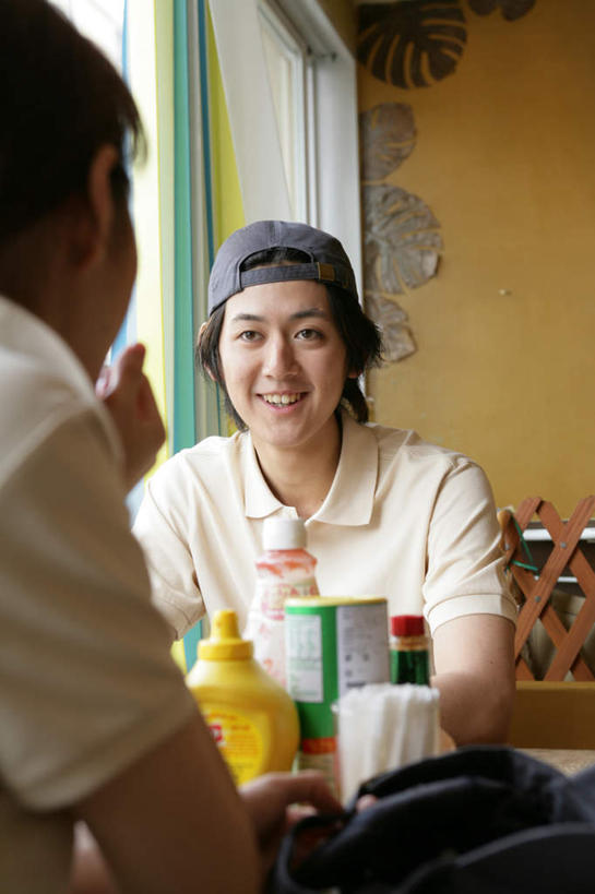 芥末,东方人,背部,两个人,伙伴,朋友,服务员,餐厅,坐,笑,微笑,露齿笑,竖图,室内,白天,正面,友谊,合作,团队,桌面,桌子,帽子,亚洲,撑,服装,木制,调料,酱料,酱汁,茄汁,佐料,调味品,调味料,托腮,注视,休闲装,黄种人,运动帽,番茄酱,酱,相视,衣服,木制品,瓶子,塑料制品,观察,看,托,休闲,面对面,休闲服,塑料瓶,鸭舌帽,战略,服饰,观看,对视,察看,互视,关注,托下巴,相对,山葵,相看,联合,合谋,泽山葵,溪山葵,芥子末,山嵛菜,芥辣粉,哇沙比,辣根,配合,协作,男人,男性,年轻男性,年轻女性,女人,女性,亚洲人,服务生,侍者,坐着,半身,彩图,餐馆,饭店,饭馆