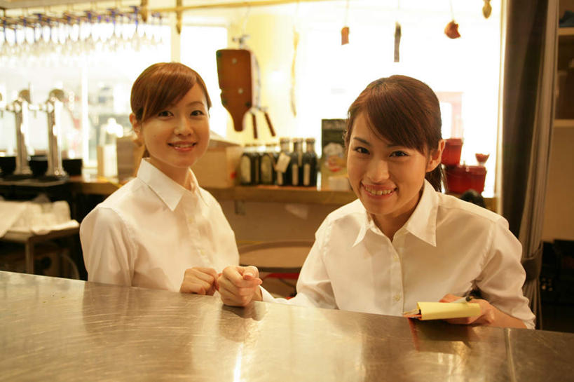 东方人,两个人,伙伴,朋友,服务员,餐厅,站,笑,微笑,横图,室内,白天,正面,工作服,制服,烹饪,友谊,合作,团队,厨房,桌面,桌子,厨具,亚洲,握,大理石,拿,厨房用品,拿着,注视,黄种人,观察,看,站着,战略,握着,观看,账单,察看,票据,关注,发票,小票,烹饪用具,碗碟架,联合,合谋,大理石制品,工作制服,碗架,洗碗架,置碗架,配合,协作,年轻女性,女人,女性,亚洲人,服务生,侍者,烹调用具,烹调,站立,半身,彩图,工作套服,灶间,餐馆,饭店,饭馆,收据