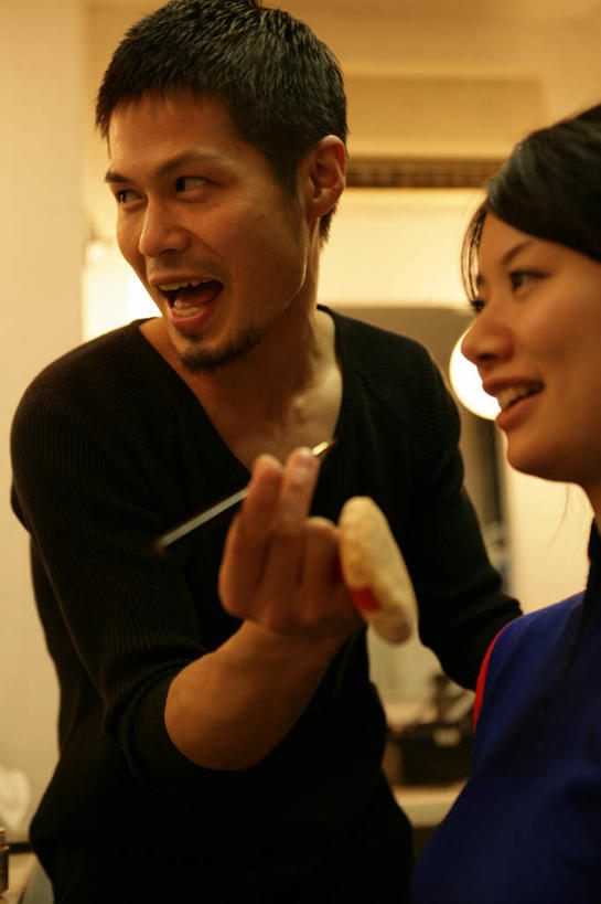 东方人,两个人,站,坐,笑,微笑,露齿笑,竖图,室内,白天,正面,照明,亚洲,握,阴影,服装,光线,壁灯,影子,灯光,拿,拿着,注视,休闲装,黄种人,唇刷,灯,衣服,化妆刷,刷子,灯具,观察,看,站着,休闲,休闲服,握着,服饰,观看,照亮,察看,美容工具,照明设备,关注,化妆师,彩妆刷,化妆工具,男人,男性,年轻男性,年轻女性,女人,女性,亚洲人,站立,坐着,半身,彩图