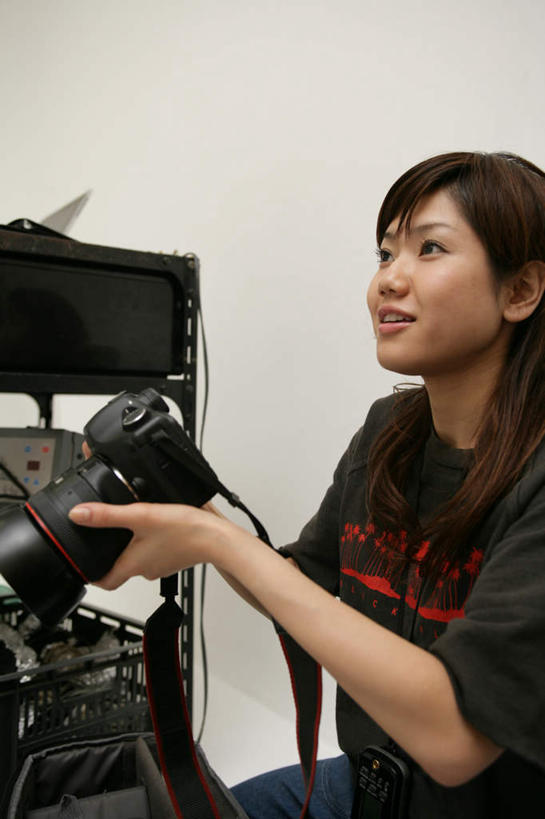 东方人,一个人,坐,笑,微笑,竖图,室内,白天,侧面,相机,亚洲,仅一个年轻女性,仅一个女性,仅一个人,握,服装,裤子,墙,音响,拿,拿着,注视,牛仔裤,休闲装,黄种人,墙壁,墙面,车,拍照,衣服,白色,手推车,数码相机,交通工具,观察,看,休闲,休闲服,单反,握着,摄影,服饰,观看,单反相机,察看,关注,载具,声响,年轻女性,女人,女性,亚洲人,照相机,坐着,半身,彩图,照相