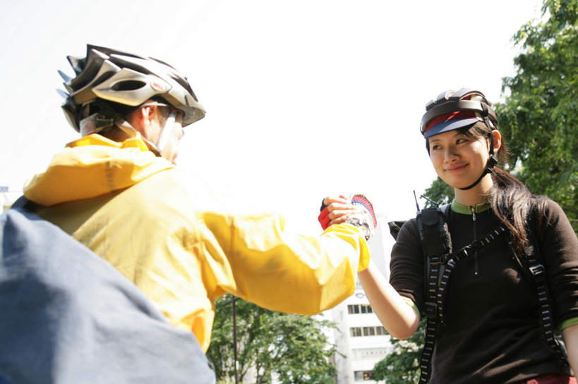 东方人,两个人,高楼大厦,站,握手,笑,微笑,横图,室内,白天,仰视,运动服,爱情,安全,植物,大厦,建筑,摩天大楼,帽子,亚洲,服装,包,头盔,防护,浪漫,旅行包,注视,黄种人,相视,树,树木,衣服,绿色,自然,安全帽,背包,手套,楼宇,观察,看,站着,温暖,温馨,面对面,恩爱,恋人,服饰,生长,成长,观看,对视,保护,和睦,察看,互视,衣着,穿着,关注,保险,相对,相看,保全,周全,安稳,安定,防护手套,旅游包,衣饰,平安,男人,男性,年轻男性,年轻女性,女人,女性,亚洲人,情侣,搀手,拉手,手搀手,手拉手,手牵手,手握手,站立,半身,彩图,低角度拍摄,大楼,高层建筑,高楼,摩天楼,伴侣,融洽,双肩包,运动装