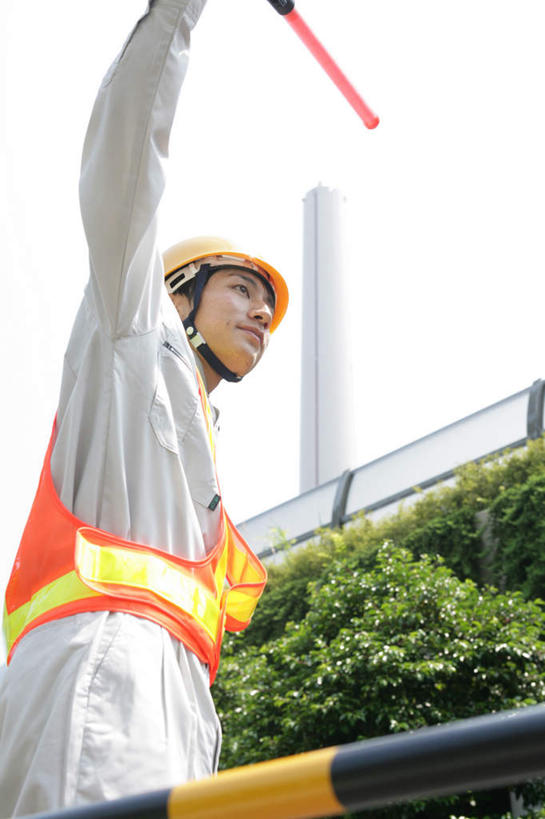 东方人,一个人,交警,高楼大厦,站,举,竖图,室外,白天,仰视,工作服,制服,植物,大厦,建筑,摩天大楼,帽子,亚洲,仅一个男性,仅一个人,握,阴影,光线,头盔,影子,拿,拿着,注视,黄种人,树,树木,仅一个年轻男性,一个,红色,蓝色,绿色,蓝天,天空,阳光,自然,安全帽,楼宇,天,观察,看,托,站着,握着,生长,晴朗,单个,成长,观看,察看,关注,警棍,万里无云,工作制服,男人,男性,年轻男性,亚洲人,交通管理员,交通警察,晴空,晴空万里,举起,举手,举着,向上举,向上伸,向上托,站立,半身,彩图,低角度拍摄,工作套服,大楼,高层建筑,高楼,摩天楼