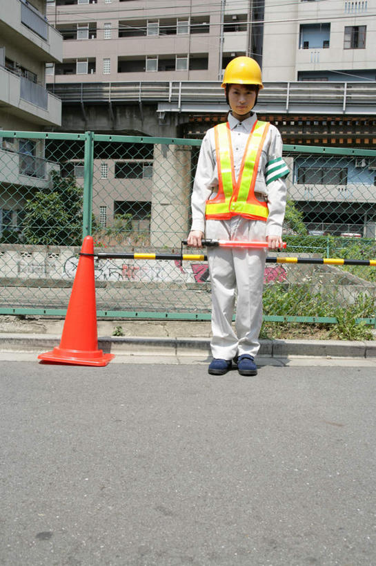 东方人,一个人,交警,高楼大厦,栏杆,站,竖图,室外,白天,正面,工作服,制服,植物,大厦,道路,建筑,路,摩天大楼,帽子,亚洲,仅一个年轻女性,仅一个女性,仅一个人,握,分离,头盔,栅栏,篱笆,围栏,小路,交通,警告,拿,拿着,注视,黄种人,护栏,树,树木,一个,红色,绿色,自然,安全帽,楼宇,观察,看,站着,警示,握着,生长,单个,成长,观看,隔离,禁止,提醒,察看,关注,提示,限制,警棍,交通标志,路锥,交通锥,工作制服,危险,年轻女性,女人,女性,亚洲人,交通管理员,交通警察,站立,彩图,全身,工作套服,大楼,高层建筑,高楼,摩天楼