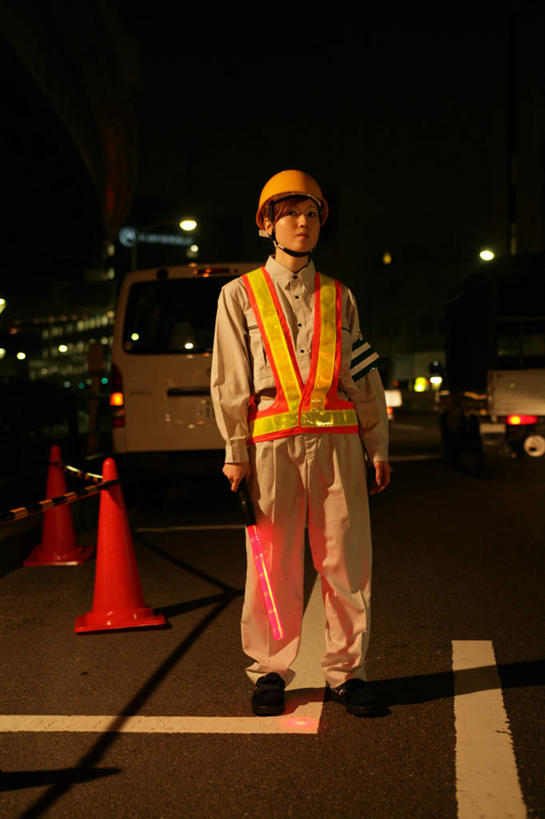 东方人,一个人,交警,站,竖图,室内,夜晚,正面,工作服,制服,道路,路,公路,汽车,帽子,照明,亚洲,仅一个年轻女性,仅一个女性,仅一个人,握,阴影,分离,光线,头盔,影子,灯光,交通,面包车,警告,拿,拿着,注视,黄种人,车,灯,一个,红色,安全帽,灯具,交通工具,观察,看,站着,警示,握着,单个,观看,车灯,尾灯,隔离,禁止,照亮,提醒,察看,照明设备,关注,提示,限制,载具,警棍,交通标志,路锥,交通锥,工作制服,危险,年轻女性,女人,女性,亚洲人,交通管理员,交通警察,马路,站立,彩图,全身,工作套服